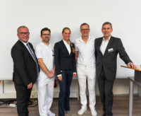 Chefarzt Dr. med. Hans-Wolfram Körner wird nach insgesamt 34 Jahren am Elbe Klinikum Buxtehude in den Ruhestand verabschiedet Chefarzt Dr. med. Hans-Wolfram Körner wird nach insgesamt 34 Jahren am Elbe Klinikum Buxtehude in den Ruhestand verabschiedet